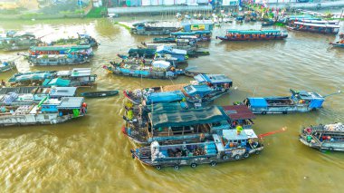 Cai Rang yüzen pazarı, Can Tho, Vietnam, hava manzarası. Cai Rang, Vietnam 'ın mekong deltasında ünlü bir pazardır..