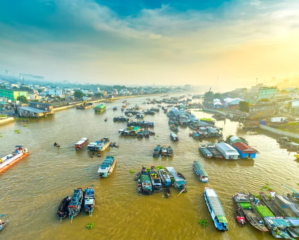 Cai Rang yüzen pazarı, Can Tho, Vietnam, hava manzarası, gündoğumu arka planı. Cai Rang, Vietnam 'ın mekong deltasında ünlü bir pazardır..