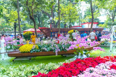 Ho Chi Minh Şehri, Vietnam - 22 Ocak 2023: Tao Dan Parkı 'ndaki festival sahnesi bahar sabahı Ho Chi Minh City, Vietnam' da ziyaretçileri cezbediyor.