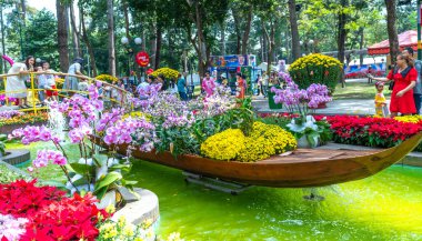 Ho Chi Minh Şehri, Vietnam - 22 Ocak 2023: Tao Dan Parkı 'ndaki festival sahnesi bahar sabahı Ho Chi Minh City, Vietnam' da ziyaretçileri cezbediyor.