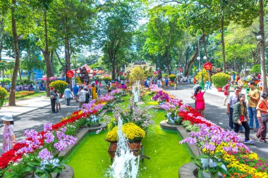 Ho Chi Minh Şehri, Vietnam - 22 Ocak 2023: Tao Dan Parkı 'ndaki festival sahnesi bahar sabahı Ho Chi Minh City, Vietnam' da ziyaretçileri cezbediyor.