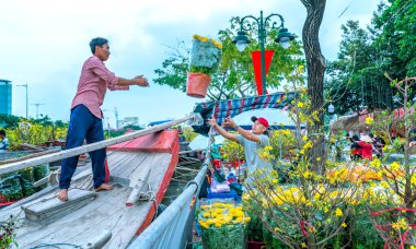 Ho Chi Minh Şehri, Vietnam - 18 Ocak 2023: Çiçekçiden çiçek alma telaşı, yerel halk dekorasyon amacıyla çiçek satın alıyor..