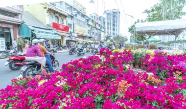 Ho Chi Minh Şehri, Vietnam - 18 Ocak 2023: Çiçekçiden çiçek alma telaşı, yerel halk dekorasyon amacıyla çiçek satın alıyor..