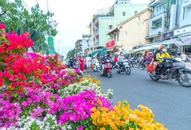 Ho Chi Minh Şehri, Vietnam - 18 Ocak 2023: Çiçekçiden çiçek alma telaşı, yerel halk dekorasyon amacıyla çiçek satın alıyor..