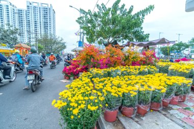 Ho Chi Minh Şehri, Vietnam - 18 Ocak 2023: Çiçekçiden çiçek alma telaşı, yerel halk dekorasyon amacıyla çiçek satın alıyor..