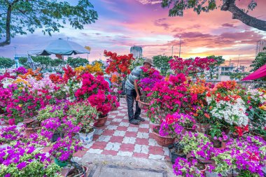 Ho Chi Minh Şehri, Vietnam - 18 Ocak 2023: Çiçekçiden çiçek alma telaşı, yerel halk dekorasyon amacıyla çiçek satın alıyor..