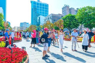 Ho Chi Minh Şehri, Vietnam - 21 Ocak 2023: Sokak boyunca süslenmiş çiçeklerle yürüme caddesi Yeni Yılı Ho Chi Minh Şehri, Vietnam 'da pek çok turisti ziyaret etmek için