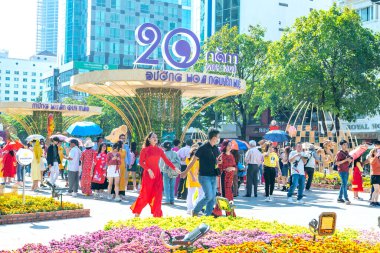 Ho Chi Minh Şehri, Vietnam - 21 Ocak 2023: Sokak boyunca süslenmiş çiçeklerle yürüme caddesi Yeni Yılı Ho Chi Minh Şehri, Vietnam 'da pek çok turisti ziyaret etmek için