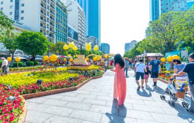 Ho Chi Minh Şehri, Vietnam - 21 Ocak 2023: Sokak boyunca süslenmiş çiçeklerle yürüme caddesi Yeni Yılı Ho Chi Minh Şehri, Vietnam 'da pek çok turisti ziyaret etmek için