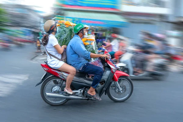 Cidade Chi Minh Vietnã Janeiro 2023 Pessoas Vietnamitas Dirigindo Uma — Fotografia de Stock
