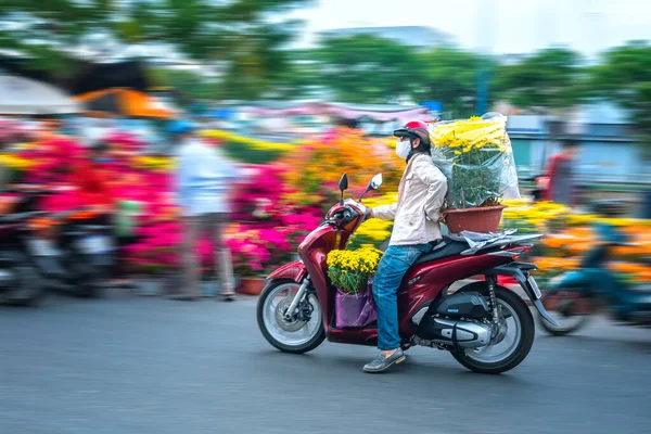 Хошимін Єтнам Січня 2023 Люди Єтнамці Керують Мотоциклом Квітковим Горщиком — стокове фото