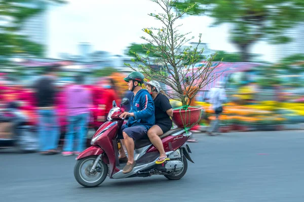 Cidade Chi Minh Vietnã Janeiro 2023 Pessoas Vietnamitas Dirigindo Uma — Fotografia de Stock