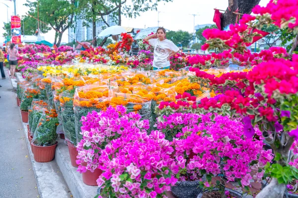 ホーチミン市 1月18日 2023 花市場で花を買うことの喧騒 地元の人々は ベトナムのホーチミン市の旧正月に家を装飾目的で花を購入する — ストック写真
