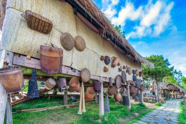 Da Lat, Vietnam - 25 Ocak 2023: Etnik azınlık köylerinin sanat dekorasyonu ve günlük yaşam araçları Da Lat, Vietnam 'da düzenlenen Central Highlands festivalinde yer aldı..