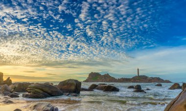 Gün batımında antik deniz feneriyle küçük adanın manzarası güzel ve huzur vericidir. Burası Vietnam 'daki tek antik deniz feneri.