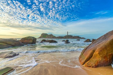 Gün batımında antik deniz feneriyle küçük adanın manzarası güzel ve huzur vericidir. Burası Vietnam 'daki tek antik deniz feneri.