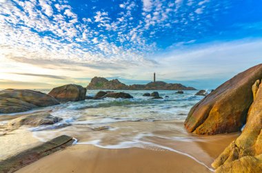 Gün batımında antik deniz feneriyle küçük adanın manzarası güzel ve huzur vericidir. Burası Vietnam 'daki tek antik deniz feneri.