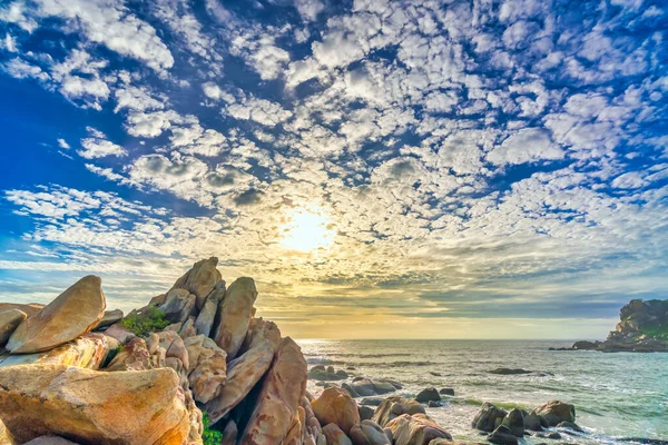Світанок Пляжі Яскраво Кольорові Хмари Під Скелею Красивими Формами Створюють — стокове фото
