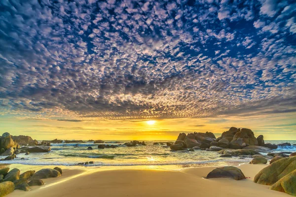 Úsvit Pláži Jasně Barevné Mraky Pod Skálou Krásnými Tvary Vytvořit — Stock fotografie