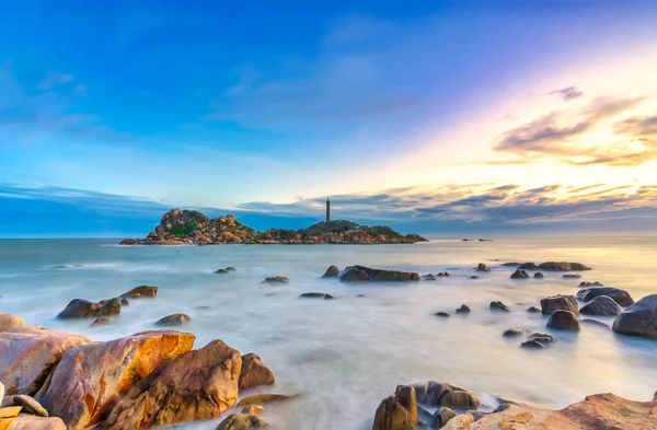 日落时分 小岛上的风景与古老的灯塔是美丽而宁静的 这是越南岛上唯一一座古老的灯塔 — 图库照片