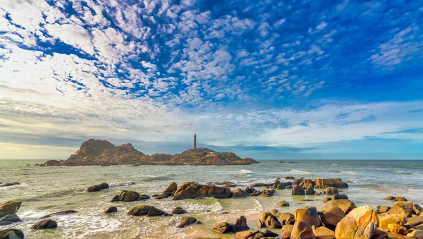 日落时分 小岛上的风景与古老的灯塔是美丽而宁静的 这是越南岛上唯一一座古老的灯塔 — 图库照片
