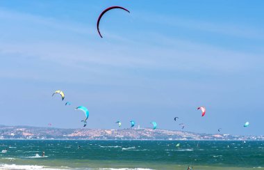 Mui Ne, Vietnam - 11 Şubat 2023: uçurtma sörfü. Mui Ne Körfezi 'nde birçok uçurtma silueti var ve her türlü gösteriyi yapıyorlar. Spor, sağlık, eğlence kavramı. Doğada tatiller