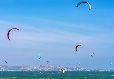 Mui Ne, Vietnam - 11 Şubat 2023: uçurtma sörfü. Mui Ne Körfezi 'nde birçok uçurtma silueti var ve her türlü gösteriyi yapıyorlar. Spor, sağlık, eğlence kavramı. Doğada tatiller