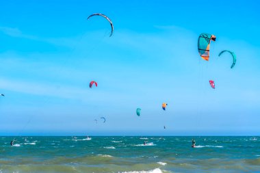 Mui Ne, Vietnam - 11 Şubat 2023: uçurtma sörfü. Mui Ne Körfezi 'nde birçok uçurtma silueti var ve her türlü gösteriyi yapıyorlar. Spor, sağlık, eğlence kavramı. Doğada tatiller