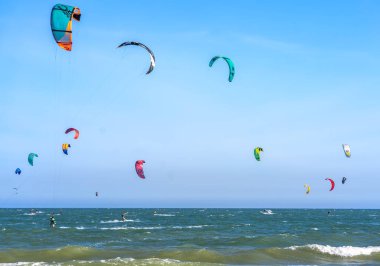 Mui Ne, Vietnam - 11 Şubat 2023: uçurtma sörfü. Mui Ne Körfezi 'nde birçok uçurtma silueti var ve her türlü gösteriyi yapıyorlar. Spor, sağlık, eğlence kavramı. Doğada tatiller