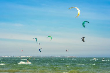 Mui Ne, Vietnam - 11 Şubat 2023: uçurtma sörfü. Mui Ne Körfezi 'nde birçok uçurtma silueti var ve her türlü gösteriyi yapıyorlar. Spor, sağlık, eğlence kavramı. Doğada tatiller