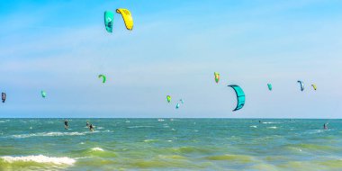 Mui Ne, Vietnam - 11 Şubat 2023: uçurtma sörfü. Mui Ne Körfezi 'nde birçok uçurtma silueti var ve her türlü gösteriyi yapıyorlar. Spor, sağlık, eğlence kavramı. Doğada tatiller