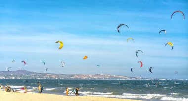 Mui Ne, Vietnam - 11 Şubat 2023: uçurtma sörfü. Mui Ne Körfezi 'nde birçok uçurtma silueti var ve her türlü gösteriyi yapıyorlar. Spor, sağlık, eğlence kavramı. Doğada tatiller