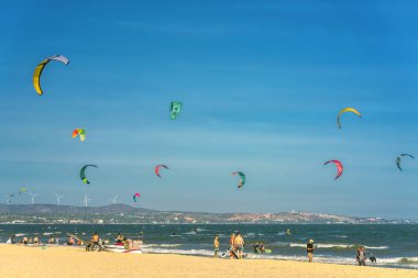 Mui Ne, Vietnam - 11 Şubat 2023: uçurtma sörfü. Mui Ne Körfezi 'nde birçok uçurtma silueti var ve her türlü gösteriyi yapıyorlar. Spor, sağlık, eğlence kavramı. Doğada tatiller
