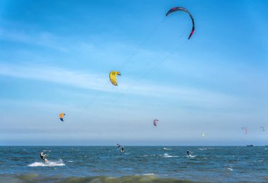 Mui Ne, Vietnam - 11 Şubat 2023: uçurtma sörfü. Mui Ne Körfezi 'nde birçok uçurtma silueti var ve her türlü gösteriyi yapıyorlar. Spor, sağlık, eğlence kavramı. Doğada tatiller