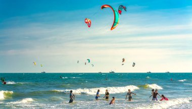 Mui Ne, Vietnam - 11 Şubat 2023: uçurtma sörfü. Mui Ne Körfezi 'nde birçok uçurtma silueti var ve her türlü gösteriyi yapıyorlar. Spor, sağlık, eğlence kavramı. Doğada tatiller