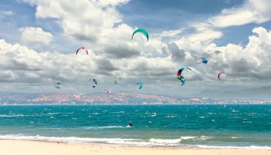 Mui Ne, Vietnam - 11 Şubat 2023: uçurtma sörfü. Mui Ne Körfezi 'nde birçok uçurtma silueti var ve her türlü gösteriyi yapıyorlar. Spor, sağlık, eğlence kavramı. Doğada tatiller