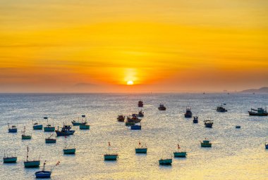 Fırtınalardan korunmak için yüzlerce tekneyle günbatımında Mui Ne balıkçı köyü. Burası Vietnam 'ın merkezinde güzel bir körfez.