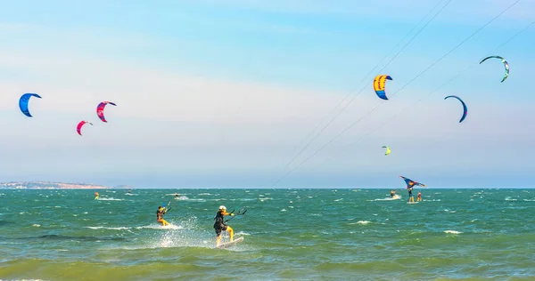 Mui Wietnam Lutego 2023 Kite Surfing Wiele Sylwetek Latawców Niebie — Zdjęcie stockowe
