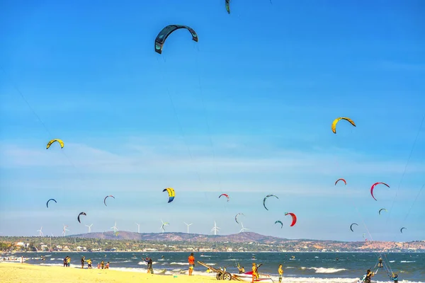 Mui Vietnam Februari 2023 Kitesurfen Veel Silhouetten Van Vliegers Lucht — Stockfoto