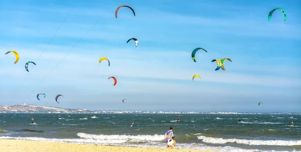 Mui Wietnam Lutego 2023 Kite Surfing Wiele Sylwetek Latawców Niebie — Zdjęcie stockowe