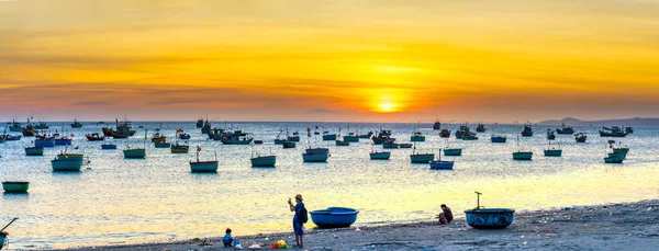 Mui Fishing Village Sunset Sky Hundreds Boats Anchored Avoid Storms — Stock Photo, Image