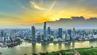 Ho Chi Minh şehri, Vietnam - 7 Ağustos 2023: Ho Chi Minh şehrinin geliştirilmiş binaları, ulaşımı, enerji altyapısı olan insansız hava aracı görüntüsü. Vietnam 'daki finans ve iş merkezleri.