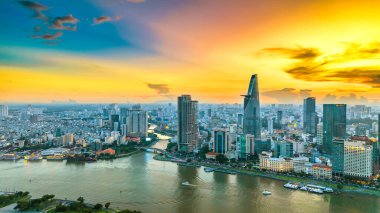 Ho Chi Minh şehri, Vietnam - 7 Ağustos 2023: Ho Chi Minh şehrinin geliştirilmiş binaları, ulaşımı, enerji altyapısı olan insansız hava aracı görüntüsü. Vietnam 'daki finans ve iş merkezleri.