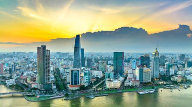 Ho Chi Minh şehri, Vietnam - 7 Ağustos 2023: Ho Chi Minh şehrinin geliştirilmiş binaları, ulaşımı, enerji altyapısı olan insansız hava aracı görüntüsü. Vietnam 'daki finans ve iş merkezleri.