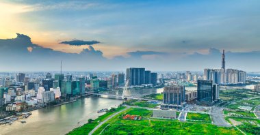 Ho Chi Minh şehri, Vietnam - 7 Ağustos 2023: Ho Chi Minh şehrinin geliştirilmiş binaları, ulaşımı, enerji altyapısı olan insansız hava aracı görüntüsü. Vietnam 'daki finans ve iş merkezleri.