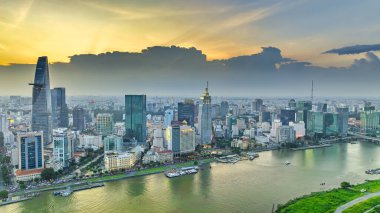 Ho Chi Minh şehri, Vietnam - 7 Ağustos 2023: Ho Chi Minh şehrinin geliştirilmiş binaları, ulaşımı, enerji altyapısı olan insansız hava aracı görüntüsü. Vietnam 'daki finans ve iş merkezleri.