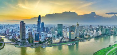 Ho Chi Minh şehri, Vietnam - 7 Ağustos 2023: Ho Chi Minh şehrinin geliştirilmiş binaları, ulaşımı, enerji altyapısı olan insansız hava aracı görüntüsü. Vietnam 'daki finans ve iş merkezleri.