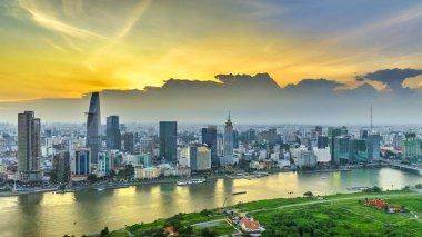 Ho Chi Minh şehri, Vietnam - 7 Ağustos 2023: Ho Chi Minh şehrinin geliştirilmiş binaları, ulaşımı, enerji altyapısı olan insansız hava aracı görüntüsü. Vietnam 'daki finans ve iş merkezleri.