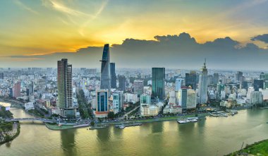 Ho Chi Minh şehri, Vietnam - 7 Ağustos 2023: Ho Chi Minh şehrinin geliştirilmiş binaları, ulaşımı, enerji altyapısı olan insansız hava aracı görüntüsü. Vietnam 'daki finans ve iş merkezleri.