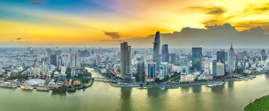 Ho Chi Minh şehri, Vietnam - 7 Ağustos 2023: Ho Chi Minh şehrinin geliştirilmiş binaları, ulaşımı, enerji altyapısı olan insansız hava aracı görüntüsü. Vietnam 'daki finans ve iş merkezleri.